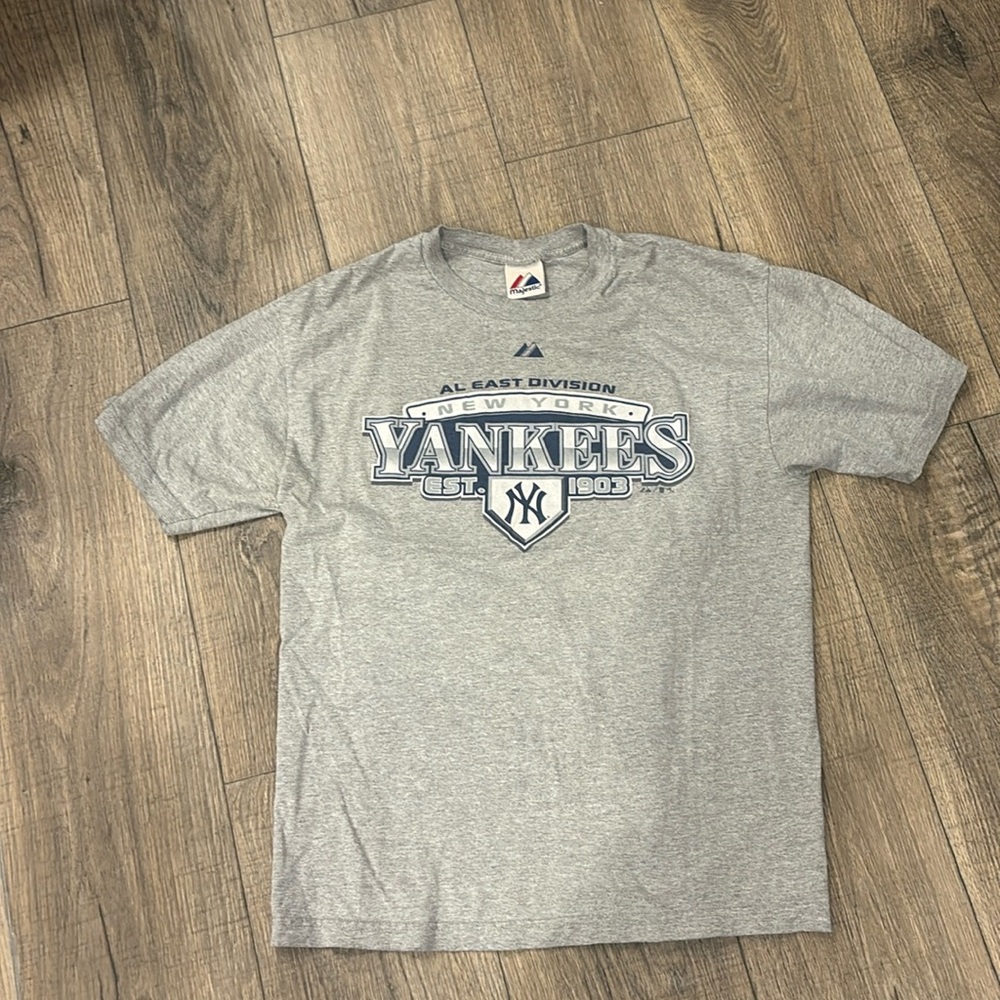 New York yankees shirt
Majestic brand